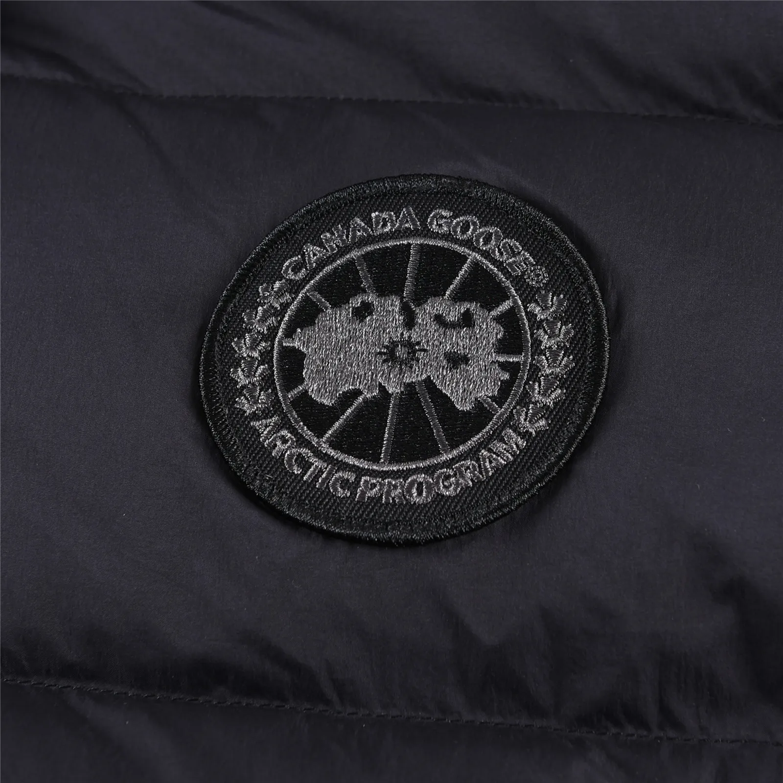 P850 with dust bag +10 Ouyang Nana 2nd generation latest CANADA GOOES goose black label down jacket A must-have goose black label down jacket in the outerwear industry! The latest designer styles! Big goose down jacket has always been a fashion favorite and is loved by celebrities from all walks of life! Fashionable hooded cut, high-end customer-supplied fine goose down, high resilience, smooth zipper, strong and firm. Pockets on both sides can store small items, free your hands, and you can go out without worries. It can also meet the need of putting your hands in your pockets👏👏Produced by Big Goose, it can be used as a group uniform by many celebrities. This down jacket uses a double-layer anti-down lining design, which has strong windproof performance and will be very warm in winter! New standard 90% goose down filling, high fluffiness, windproof hooded design. When walking outdoors, pull the collar to the highest position, put your hands in the pockets and it will be very warm. It can be easily controlled by all body types! The interior is equipped with an elastic snow skirt design for better wrapping. The simple and neat style design highlights the masculine temperament. The impeccable style is classic and never goes out of style. It is warm and practical, and it is versatile! You can enter with your eyes closed! Color: Black Khaki Size: XS-XXL